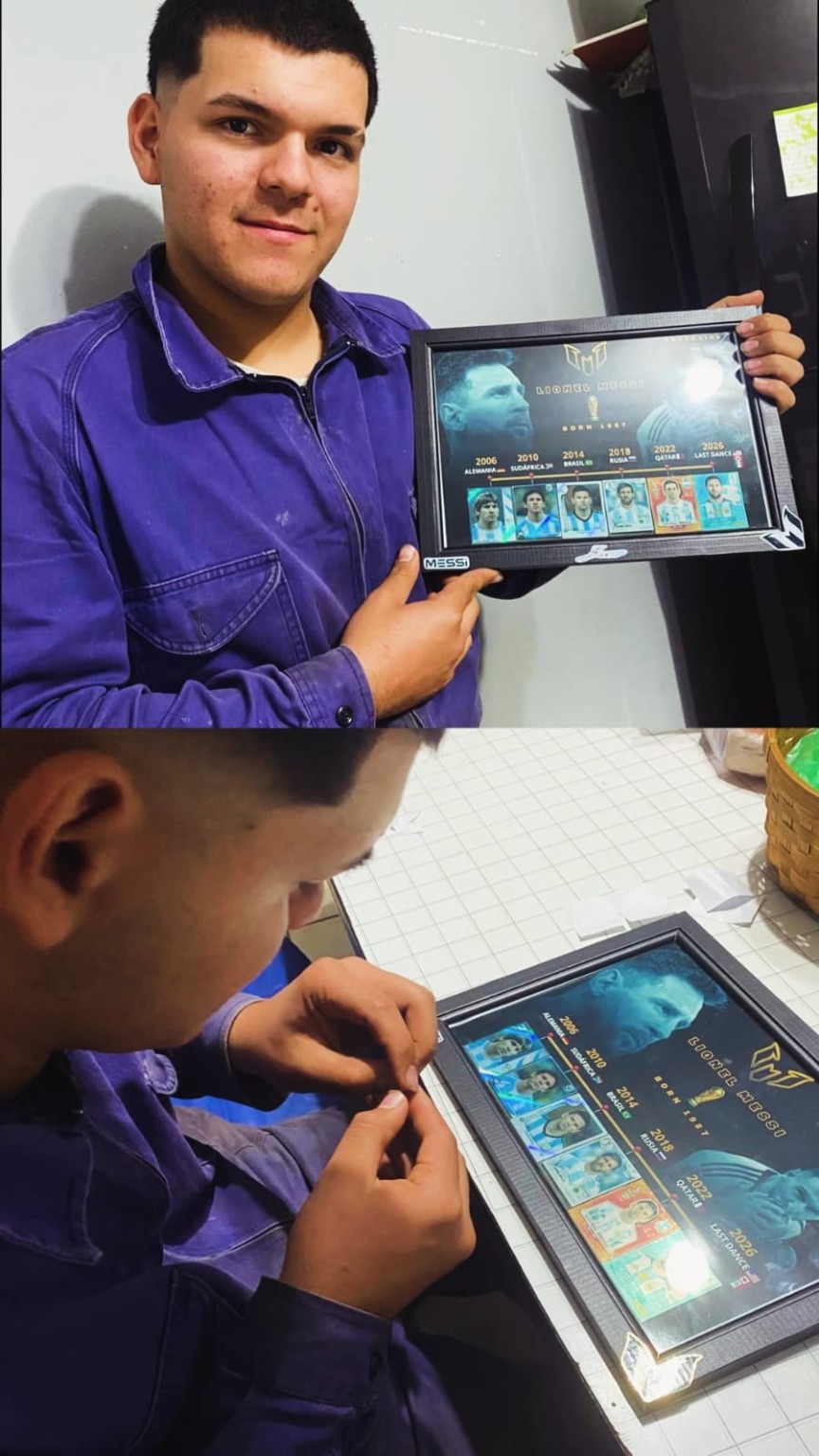 Persona sosteniendo un cuadro terminado de la Colección del 10